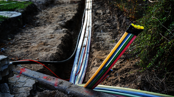 Glasfaser werden in Künette verlegt, Baustelle, Telekommunikation