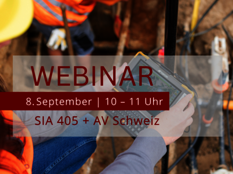 Auf einer Baustelle in Sicherheitskleidung hält eine Person ein Messgerät. Über dem Bild liegt eine halbtransparente Grafik mit dem Text "WEBINAR", darunter "8. September | 10 – 11 Uhr" und "SIA 405 + AV Schweiz".