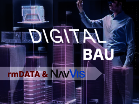 Ein Mann in Hemd bedient eine holografische Projektion digitaler Baupläne; im Hintergrund erscheinen leuchtende, dreidimensionale Gebäudemodelle, die eine digitale Bau- bzw. Konstruktionsvisualisierung darstellen.