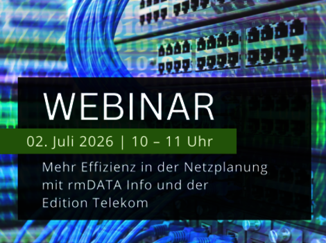 Bild von Netzwerkverkabelung und Serverracks. Ein dunkles Overlay zeigt eine Webinar-Ankündigung: "WEBINAR", "02. Juli 2026 | 10–11 Uhr" und das Thema "Mehr Effizienz in der Netzplanung mit rmDATA Info und der Edition Telekom".