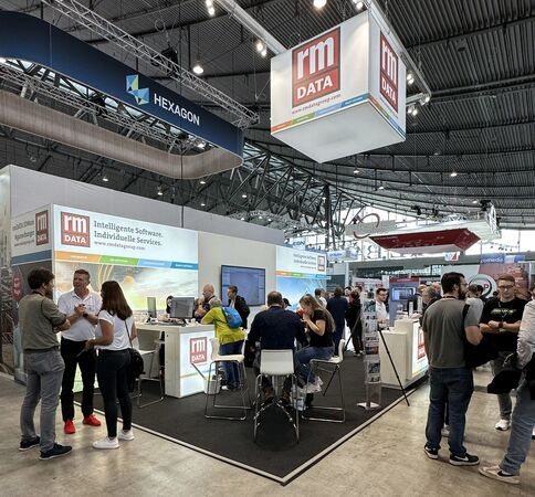 Besucher am rmDATA-Messestand in Halle 1